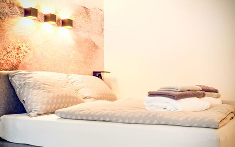 Grubhof: Camera Da Letto, Letto, Bedding, Mobilia, Lenzuolo, Biancheria, Interior Design, Tessile, Illuminazione, Lancia Cuscino