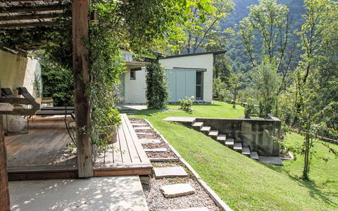 Uggine 66: Giardino, Shade, Prato, Landscaping, Cortile, Parco