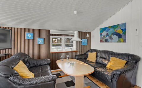 Kato - 125M from the Sea: Legna, Mobilia, Casa, Soffitto, Villetta, Soggiorno, Divano, Latifoglie, Color Legno