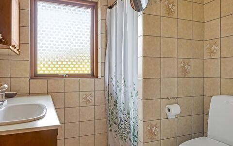 Wildemor - 30Km from the Sea: Lavandino Del Bagno, Bagno, Idraulico Fixture, Parete, Lavello, Pavimentazione, Interior Design, Pavimento, Gabinetto, Rubinetto