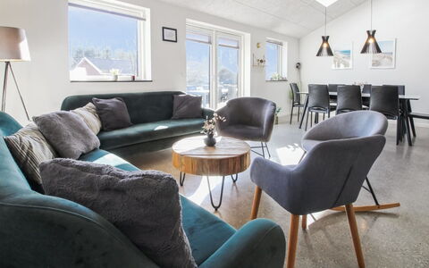 Biergh - 30Km from the Sea: Mobilia, Interior Design, Legna, Divano, Soffitto, Pavimentazione, Casa, Soggiorno, Camera, Pavimento