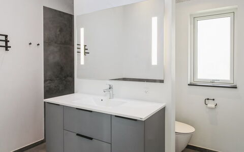 Biergh - 30Km from the Sea: Pavimentazione, Pavimento, Idraulico Fixture, Interior Design, Mobiletto Del Bagno, Lavandino Del Bagno, Lavello, Cabinetry, Bagno, Rubinetto