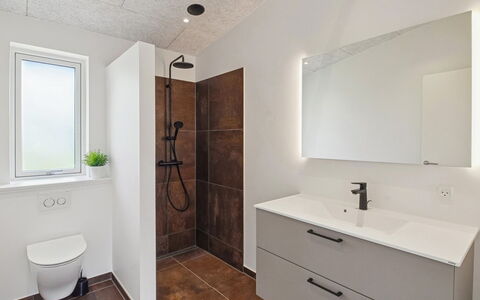 Biergh - 30Km from the Sea: Pavimentazione, Parete, Pavimento, Idraulico Fixture, Interior Design, Soffitto, Mobiletto Del Bagno, Bagno, Idraulico, Camera