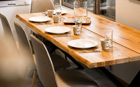 Rukatunturintie 8 G2: Mobilia, Tavolo, Pavimentazione, Legna, Interior Design, Cucina & Sala Da Pranzo Tavolo, Sala Da Pranzo, Tavola, Pavimento, Sedia