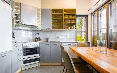 Rukatunturintie 8 G2: Cucina, Mobilia, Pavimentazione, Interior Design, Elettrodomestico Da Cucina, Cabinetry, Legna, Controsoffitto, Pavimento, Soffitto