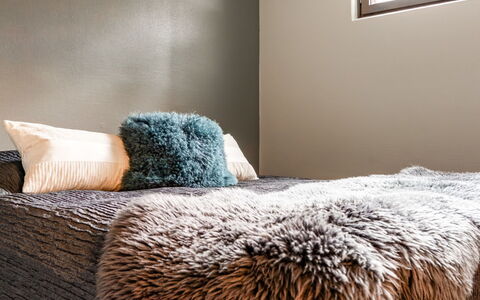 Rukatunturintie 8 G2: Camera Da Letto, Biancheria, Lenzuolo, Bedding, Mobilia, Tessile, Letto, Marrone, Pavimento, Coperta