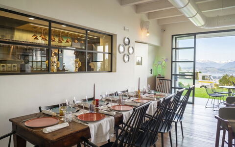Idea 18: Mobilia, Tavolo, Sedia, Interior Design, Cucina & Sala Da Pranzo Tavolo, Pavimentazione, Ristorante, Soffitto, Sala Da Pranzo, Bicchiere