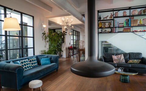 Idea 18: Mobilia, Interior Design, Pavimentazione, Pavimento, Pavimento In Legno, Legna, Divano, Soffitto, Tavolo, Soggiorno