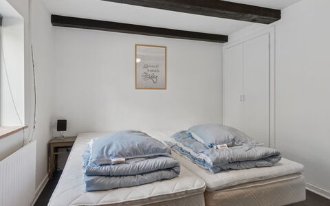Hornbogi - 1Km from the Sea: Mobilia, Camera Da Letto, Letto, Legna, Interior Design, Pavimento, Pavimentazione, Lenzuolo, Bedding, Soffitto