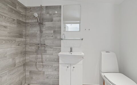 Hornbogi - 1Km from the Sea: Pavimentazione, Pavimento, Idraulico Fixture, Bagno, Interior Design, Toilet Seat, Gabinetto, Lavello, Idraulico, Piastrella