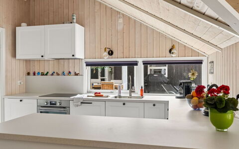 Saija - 2.1Km from the Sea: Cucina, Controsoffitto, Legna, Interior Design, Pavimentazione, Soffitto, Elettrodomestico Da Cucina, Lampada, Cabinetry, Mobilia