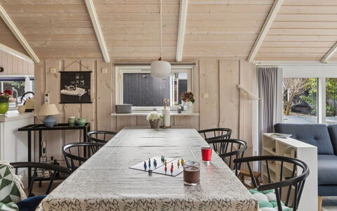 Saija - 2.1Km from the Sea: Mobilia, Interior Design, Legna, Pavimentazione, Tavolo, Cucina & Sala Da Pranzo Tavolo, Soffitto, Pavimento, Sedia, Sala Da Pranzo