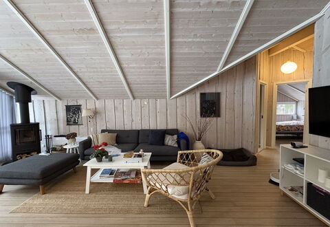 Saija - 2.1Km from the Sea: Interior Design, Pavimentazione, Legna, Soffitto, Pavimento, Mobilia, Pavimento In Legno, Soggiorno, Divano, Illuminazione