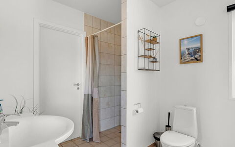 Angret - 380M from the Sea: Pavimentazione, Pavimento, Parete, Interior Design, Idraulico Fixture, Gabinetto, Bagno, Toilet Seat, Soffitto, Idraulico