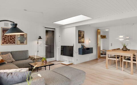 Leonor - 1.8Km from the Sea: Mobilia, Interior Design, Pavimentazione, Parete, Pavimento, Lampada, Legna, Divano, Soffitto, Soggiorno