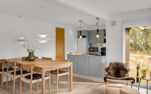 Leonor - 1.8Km from the Sea: Mobilia, Pavimentazione, Interior Design, Legna, Lampada, Cucina & Sala Da Pranzo Tavolo, Pavimento, Soffitto, Sala Da Pranzo, Sedia