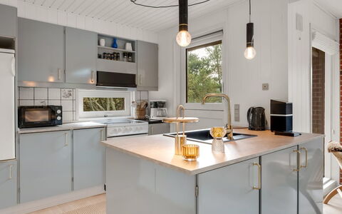Leonor - 1.8Km from the Sea: Cucina, Interior Design, Controsoffitto, Elettrodomestico Da Cucina, Lampada, Soffitto, Cabinetry, Illuminazione, Apparecchio Major, Mobilia