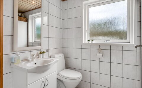 Vilhelm - 7.5Km from the Sea: Bagno, Idraulico Fixture, Pavimentazione, Lavello, Interior Design, Pavimento, Lavandino Del Bagno, Gabinetto, Rubinetto, Idraulico