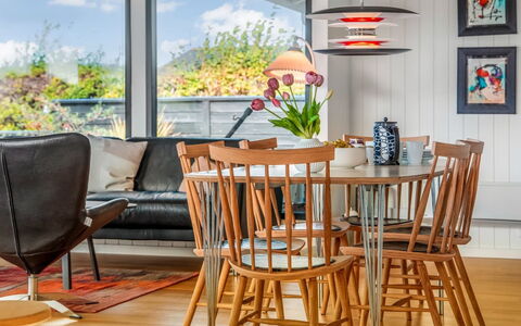 Gertina - 100M from the Sea: Mobilia, Legna, Pavimentazione, Interior Design, Sala Da Pranzo, Tavolo, Pavimento, Cucina & Sala Da Pranzo Tavolo, Sedia