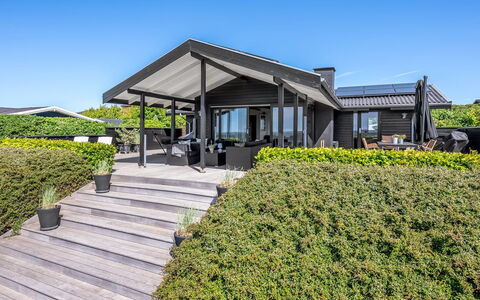 Gertina - 100M from the Sea: Tetto, Portico, Shade, Estate, Landscaping, Struttura Esterna, Design, Passerella, Villa, Raccordo