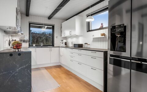 Gertina - 100M from the Sea: Cucina, Elettrodomestico Da Cucina, Controsoffitto, Apparecchio Major, Legna, Cabinetry, Elettrodomestico, Pavimentazione, Interior Design, Cucina Stufa