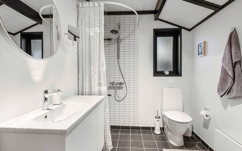 Gertina - 100M from the Sea: Bagno, Idraulico Fixture, Lavello, Interior Design, Lavandino Del Bagno, Pavimentazione, Pavimento, Rubinetto, Gabinetto, Idraulico