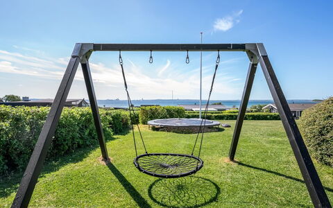 Gertina - 100M from the Sea: Attrezzatura Giochi All'Aperto, Swing, Giardino, Prato, Shade, Parco, Cortile, Terreno Di Gioco, Trampolino, Landscaping