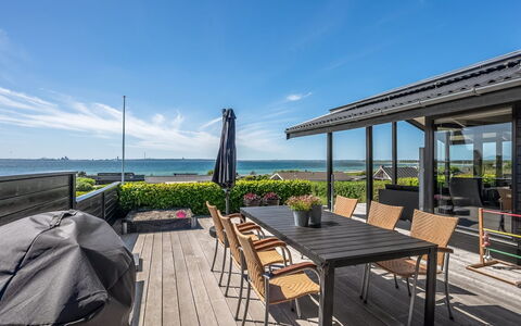 Gertina - 100M from the Sea: Casa, Tetto, Casa, Porta, Villetta, Shade, Giardino, Groundcover, Portico, Cortile