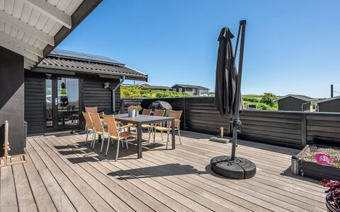 Gertina - 100M from the Sea: Casa, Tetto, Casa, Porta, Villetta, Shade, Giardino, Groundcover, Portico, Cortile