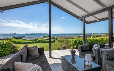 Gertina - 100M from the Sea: Casa, Tetto, Casa, Porta, Villetta, Shade, Giardino, Groundcover, Portico, Cortile
