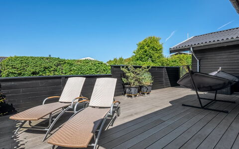 Gertina - 100M from the Sea: Casa, Tetto, Casa, Porta, Villetta, Shade, Giardino, Groundcover, Portico, Cortile