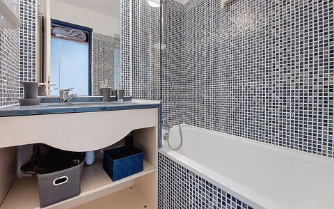 Le Saint Hilaire: Bagno, Idraulico Fixture, Interior Design, Pavimentazione, Pavimento, Idraulico, Rubinetto, Piastrella, Materiale Composito, Lavello