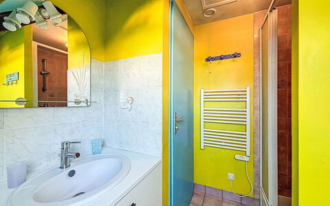 Maison Aristide Briand: Parete, Idraulico Fixture, Interior Design, Pavimentazione, Pavimento, Bagno, Idraulico, Soffitto, Rubinetto, Lavello