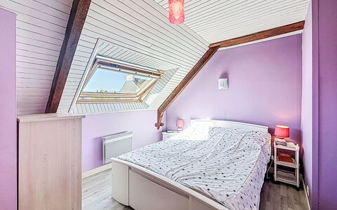 Maison Aristide Briand: Letto, Interior Design, Camera Da Letto, Bedding, Mobilia, Pavimento, Lenzuolo, Pavimentazione, Legna, Soffitto