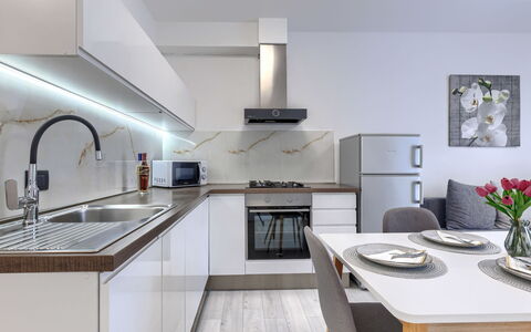 Vrsar 645: Zona Residenziale, Casa, Casa, Porta, Appartamento, Sobborgo, Balcone, Cortile, Cortile, Driveway