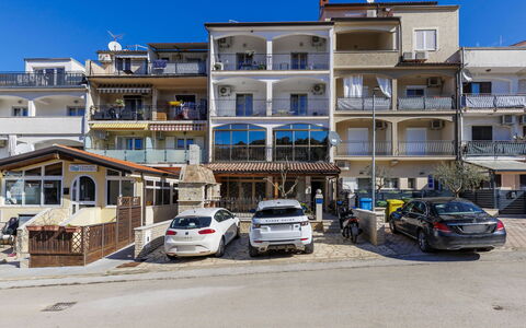 Vrsar 645: Zona Residenziale, Casa, Casa, Porta, Appartamento, Sobborgo, Balcone, Cortile, Cortile, Driveway
