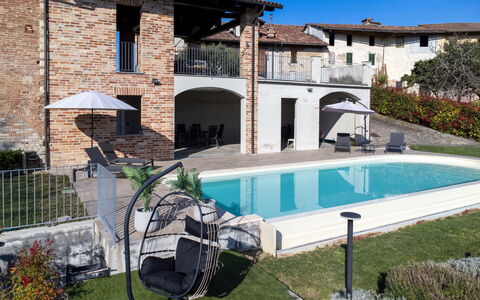 Nonna Maria del Pio: Zona Residenziale, Casa, Casa, Porta, Appartamento, Sobborgo, Balcone, Cortile, Cortile, Driveway