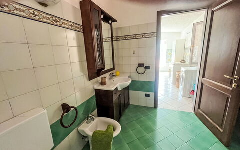 Villa Cecilia: Pavimentazione, Pavimento, Interior Design, Idraulico Fixture, Lavandino Del Bagno, Bagno, Rubinetto, Lavello, Idraulico, Camera