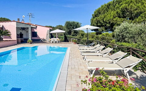 Villa Cecilia: Ricorrere, Mobili Da Esterno, Hotel, Resort Citta ', Piscina
