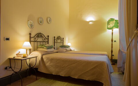 Villa Camelia: Letto, Mobilia, Interior Design, Camera Da Letto, Bedding, Lenzuolo, Parete, Pavimento, Legna, Pavimentazione