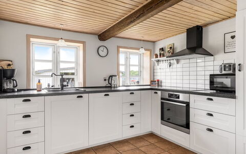 Nette - 15Km from the Sea: Cucina, Legna, Cabinetry, Controsoffitto, Elettrodomestico Da Cucina, Cucina Stufa, Apparecchio Major, Pavimentazione, Lavello, Rubinetto