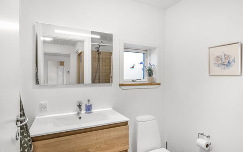 Heida - 1.5Km from the Sea: Lavandino Del Bagno, Idraulico Fixture, Pavimentazione, Interior Design, Lavello, Mobiletto Del Bagno, Bagno, Specchio, Pavimento, Rubinetto