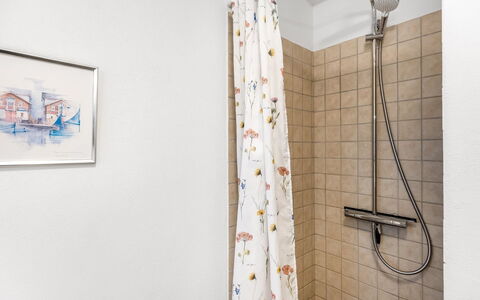 Heida - 1.5Km from the Sea: Bagno, Interior Design, Idraulico Fixture, Pavimentazione, Tenda Doccia, Pavimento, Doccia, Soffione Doccia, Idraulico, Tenda