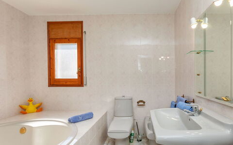 Abie: Bagno, Lavandino Del Bagno, Idraulico Fixture, Parete, Pavimentazione, Interior Design, Lavello, Pavimento, Rubinetto, Idraulico