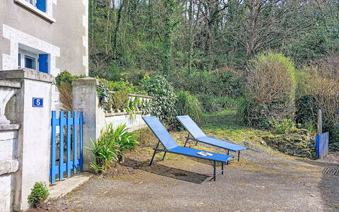 La Chapelle: Blu, Arbusto, Giardino, Mobili Da Esterno, Shade, Sedia, Landscaping, Cortile, Backyard