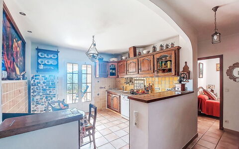 L'Argentière: Mobilia, Interior Design, Pavimentazione, Legna, Soffitto, Pavimento, Cucina, Controsoffitto, Sedia, Tavolo