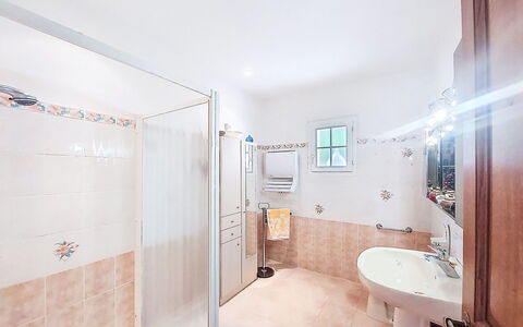 L'Argentière: Pavimentazione, Idraulico Fixture, Interior Design, Pavimento, Bagno, Soffitto, Idraulico, Camera, Lavandino Del Bagno, Rubinetto