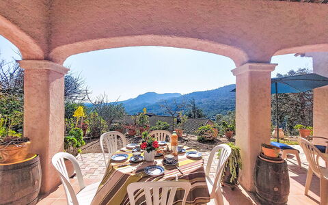 L'Argentière: Vaso Di Fiori, Hacienda, Estate, Balcone, Pianta Della Casa, Villa, Landscaping, Eco Hotel, Sedia, Cortile