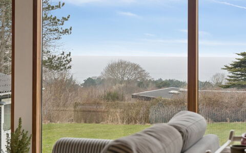 Heike - 650M from the Sea: Legna, Pavimento, Mobilia, Casa, Lotto, Latifoglie, Color Legno, Sedia, Shade, Soggiorno