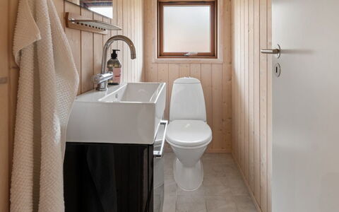 Heike - 650M from the Sea: Pavimentazione, Idraulico Fixture, Parete, Bagno, Pavimento, Legna, Toilet Seat, Interior Design, Lavello, Lavandino Del Bagno